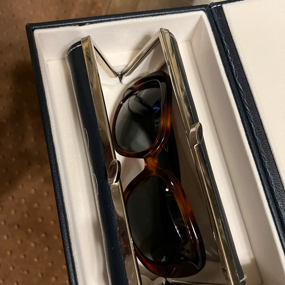 Oscar De la Renta wood frame sunglasses comes storage box & case with brown tint - Picture 3 of 9